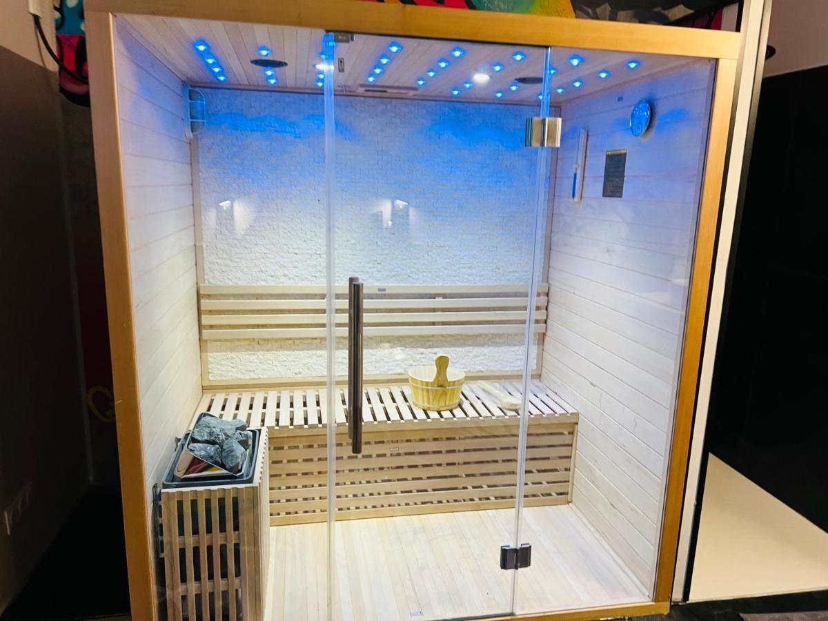 Capsule Street Art - Sauna- Jacuzzi - Playstation 5 - Billard - Netflix - Home Cinema - Terrasse Douai Bagian luar foto