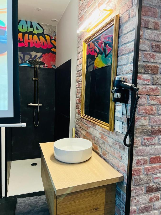 Capsule Street Art - Sauna- Jacuzzi - Playstation 5 - Billard - Netflix - Home Cinema - Terrasse Douai Bagian luar foto